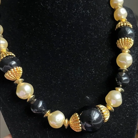 Elegant Black and Gold Beaded Necklace - Picture 2 of 8